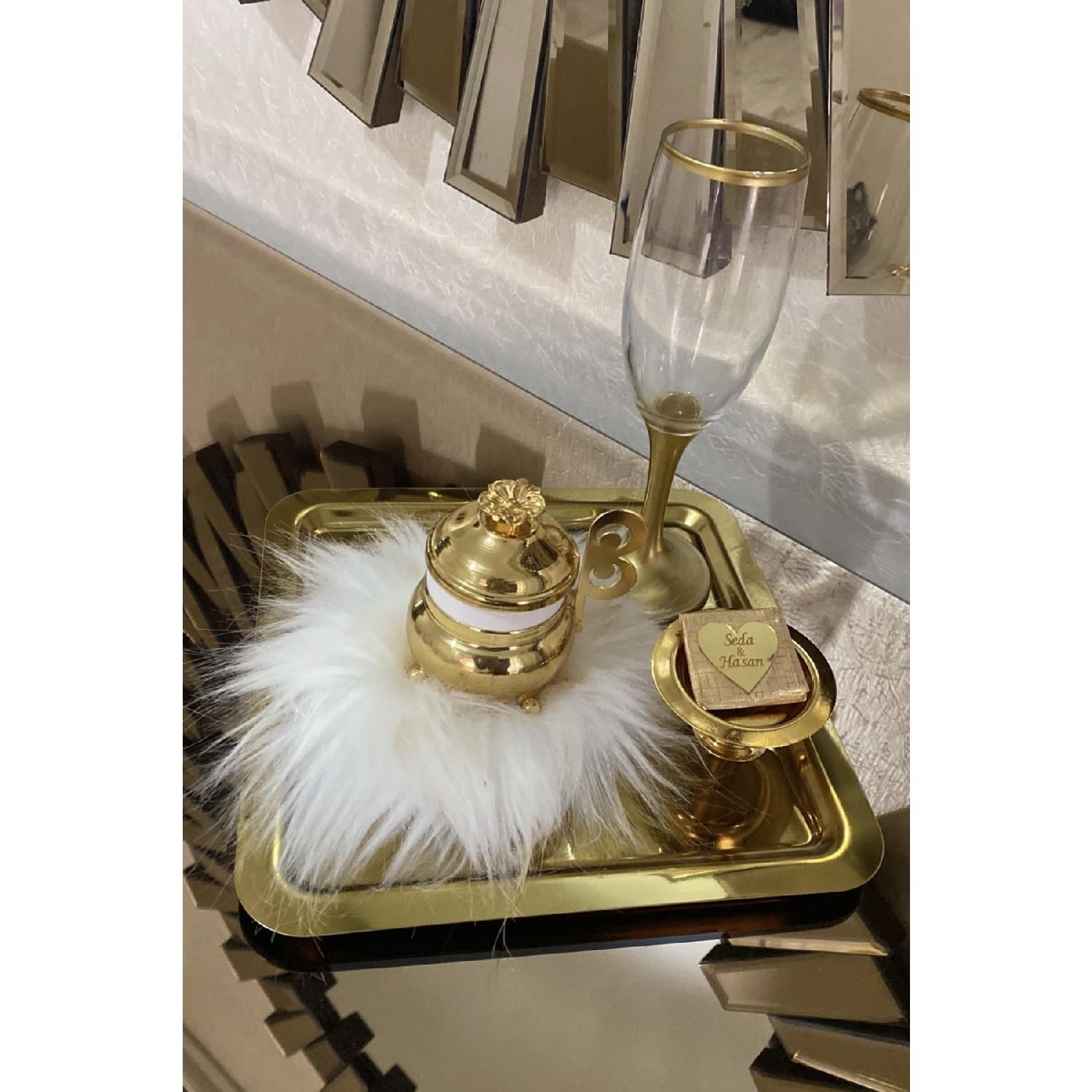 

2 модели: золотой квадратный поднос из 6 предметов и золотой держатель для макарон из 6 предметов