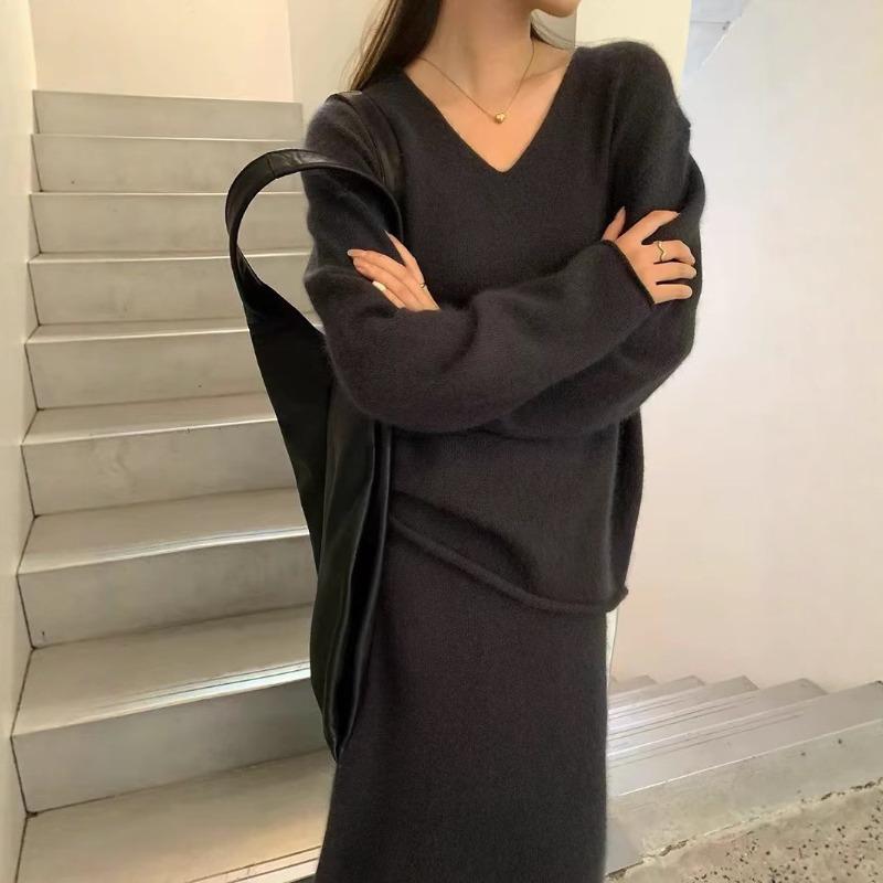 Large size V-neck knitted sweater skirt women's two-piece set autumn and winter new soft waxy sweater skirt set