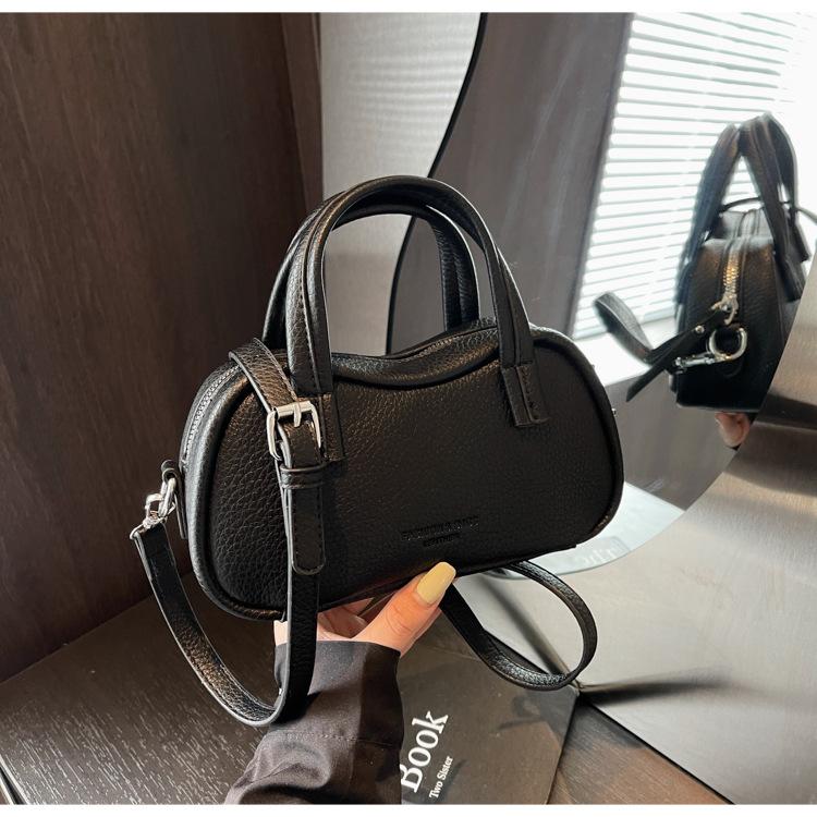 

Маленькая квадратная сумка для переноски вручную, женская, новинка осени 2024 года, простая модная сумка через плечо, высококачественная сумка-мессенджер чёрный