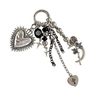 Portachiavi Ciondolo Borsa Multiuso in Metallo con Cuore Spinoso e Decorazioni a Croce Ornamento Borsa Resistente all'Usura per Uso Quotidiano