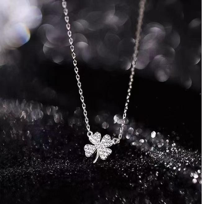 Diamond-Inlaid Four-Leaf Clover Necklace: Elegant, Versatile Clavicle Chain with a Unique, Cool Style.