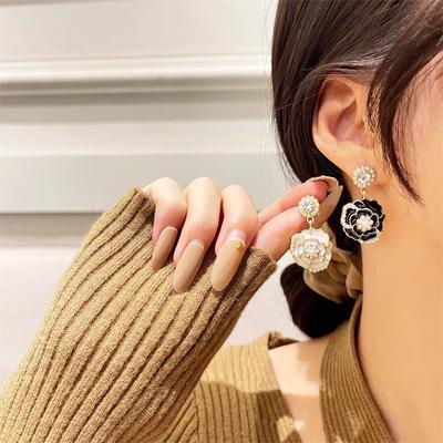 Modische Kamelien-Ohrringe mit französischen Perlen für Damen - Vielseitig, trendig und hochwertiger Stil