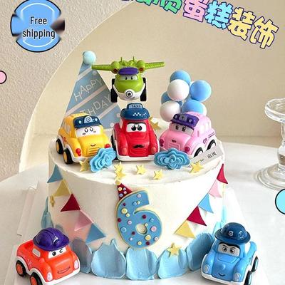 Toppere de tort cu mașinuțe de desene animate pentru ziua de naștere a băieților - Mașinuțe mici, copaci și decorațiuni cu curcubeu