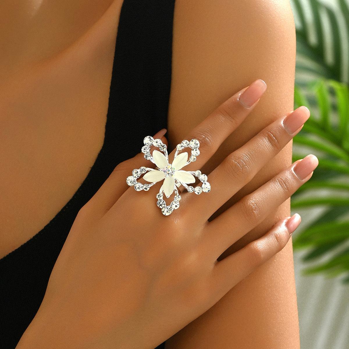 

Модні каблучки для жіночих прикрас срібний