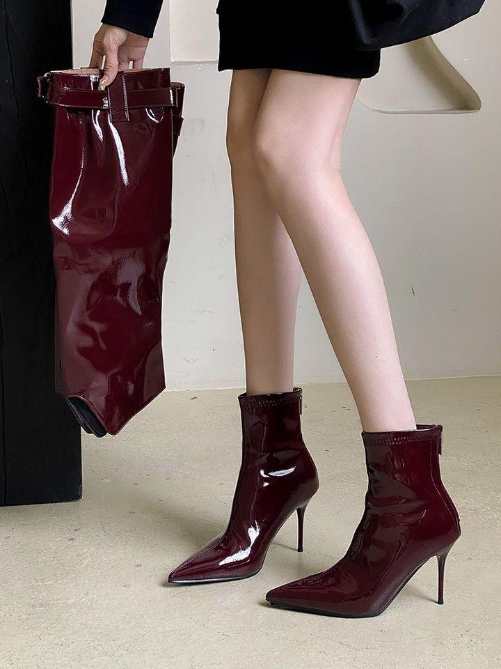 Europäischer und amerikanischer Stil heiße Mädchen tragen dünne Beine Lackleder hohe Stiefel, spitze Zehen sind absolut einzigartig, hohe Absätze und dünne Absätze, aber Knie