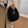 Pelz Damen Kleine Halbmondtasche Luxuriöse Warme Plüsch Handgelenktaschen für Damen Mode Pelzige Kurzer Griff Clutch Niedliche Damen Münzbörsen KTB