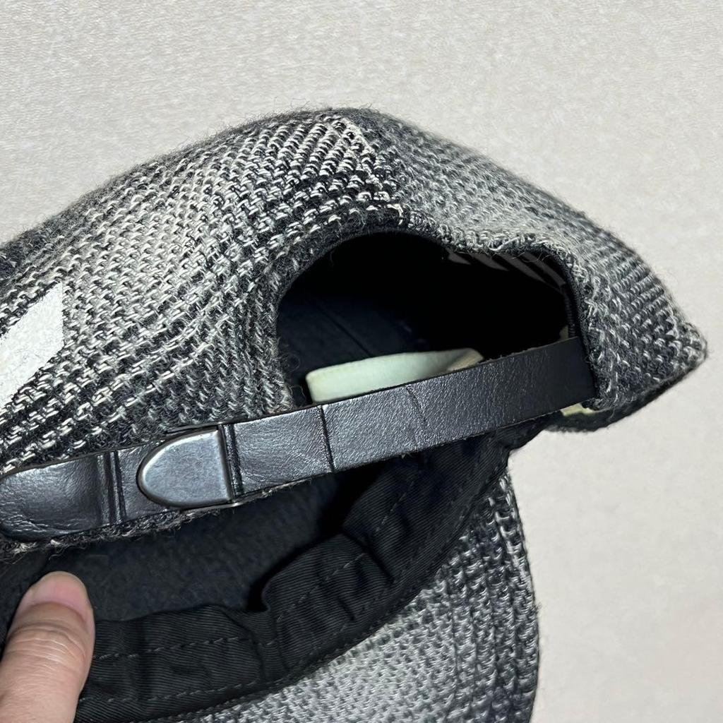 Used off-white Eastland tag plaid cap off-white