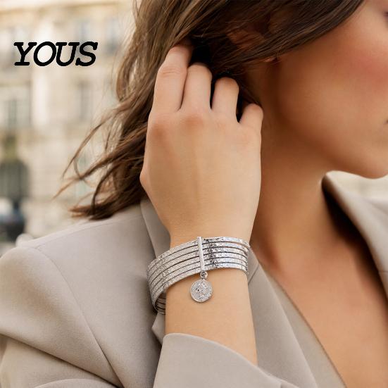 Vintage Inspired Bracelet Women with Portrait Coin Pendant, Multi-Layer Surround Check Pattern Stacking Effect Bangle, Electroplated Elastic Fit Wrist