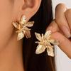 SHIXIN Neue Elegante Goldfarbene Blume Steckerohrringe für Damen Vintage Dreidimensionale Metall Blütenblatt Ohrringe Trendiger Schmuck Geschenk