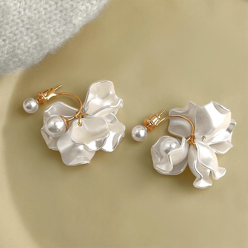 Female Fresh and Sweet Three-dimensional Flower Earrings 1 pair