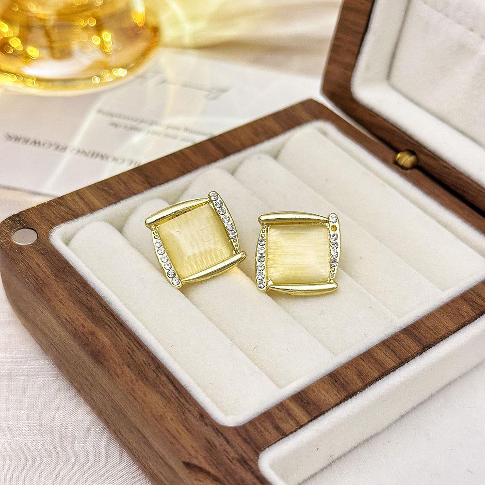 Cercei cu Flori din Piatră Ochi de Pisică Acul de Argint - Accesoriu de Modă Elegant, Versatil pentru Femei