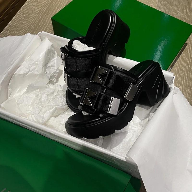 Nová platforma Pantofle Sandály Žena Kov Pantofle s tlustou podrážkou Ženy Robustní Skluzavky Léto Neformální Plážové Skluzavky Zapatos Mujer