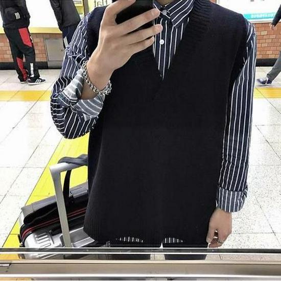 British-Style Knit Vest Shirt: Soft, Textured, Casual Two-in-One Sweater for Men - Perfect for Autumn and Winter.