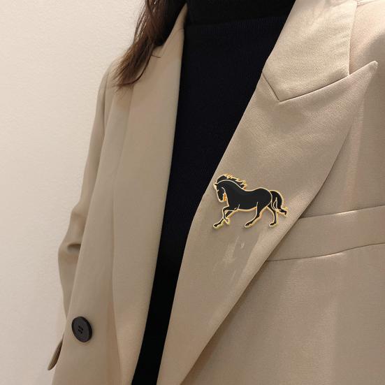 Pferdebrosche Chinesischer Stil Emaille-Anstecknadel Glattes Liniendesign Tieranstecknadel Metalleinfassung Leicht Anzugreversabzeichen