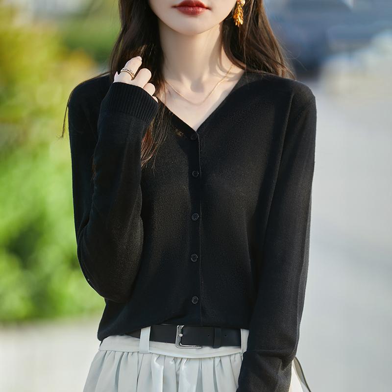 

Жіночий легкий шовковий кардиган із 50% вовни та 50% тутового дерева – універсальний трикотаж на 4 сезони для комфорту та стилю на весь рік L чорний