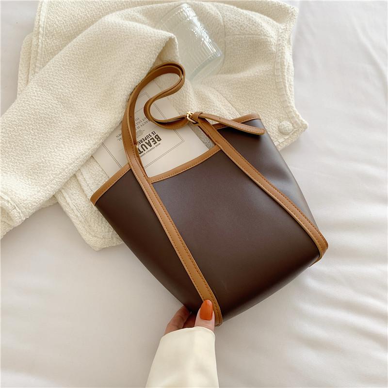 

This year, large-capacity textured handbags are popular. 2025 spring and summer are simple and fashionable. Shoulder underarm bags are trendy. Bucket