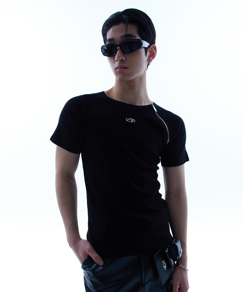 MORE THAN BLACK Logo One Side Half Zip Up Knit