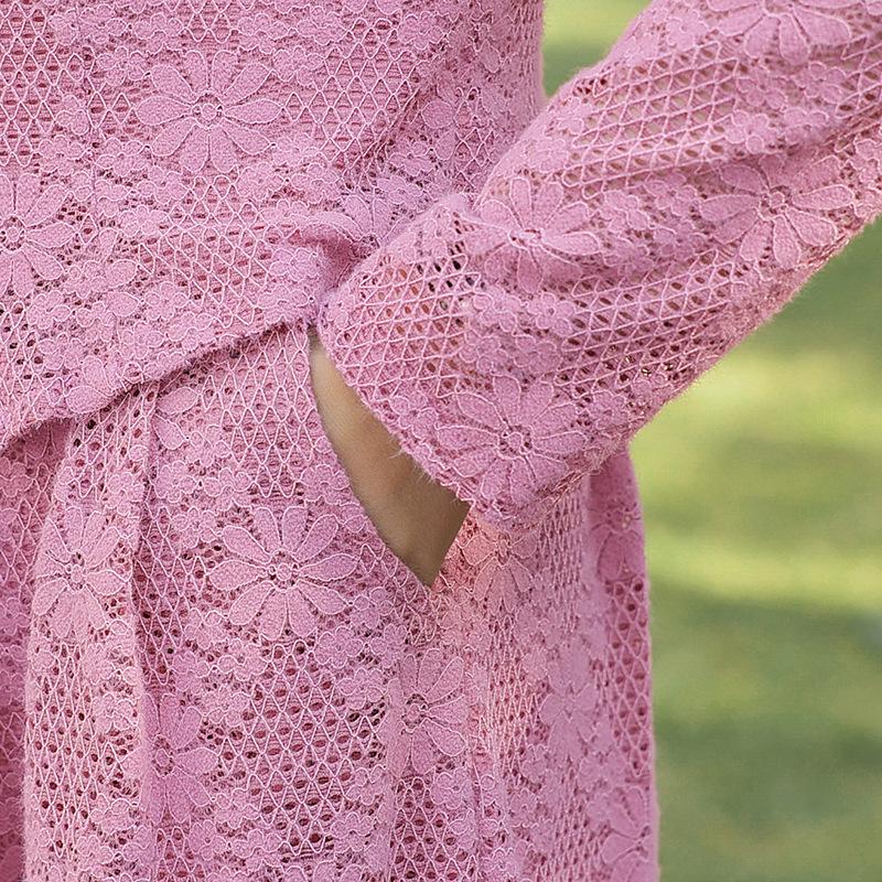 Elegantní a osvěžující krajkové šaty pro ženy středního věku