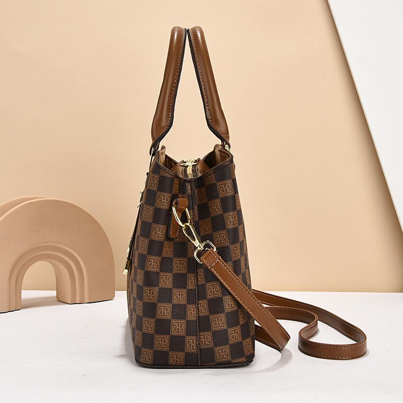 2025 New Light Luxury Women's Handbag Women's Bag Shoulder Bag Temperament Fashion Bag Oblique Span Bag Versatile Atmosphere