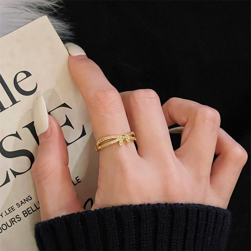 Mittelalterlicher Stil Gold Retro Schleife Hohlöffnung Ring Licht Luxus High Sense Nische Design Zeigefingerring