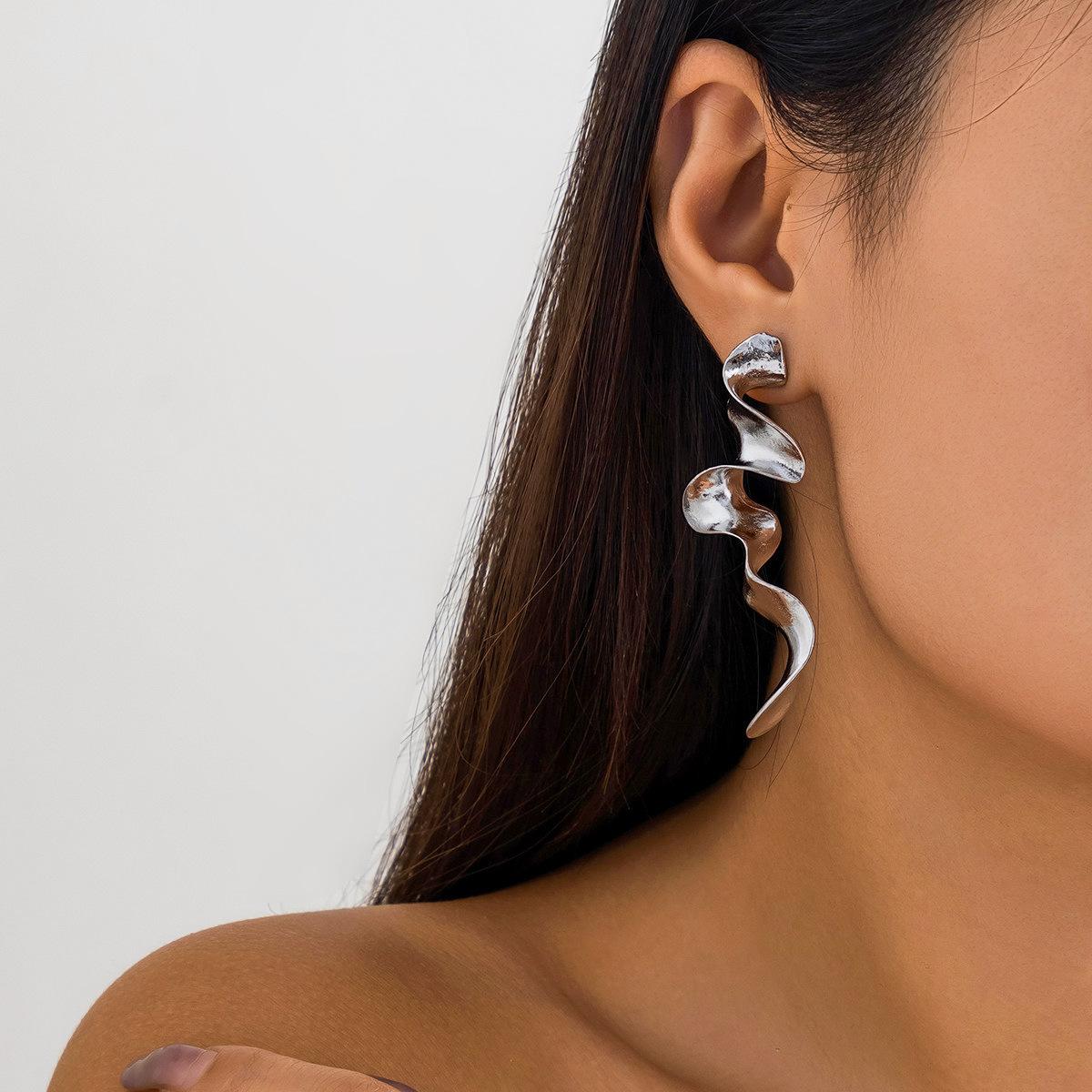 

Аксессуары, Преувеличенные французские дисковые металлические серьги, Простые серьги-пусеты с неровной текстурой — нишевые