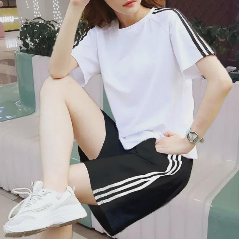 Dámská letní ležérní sportovní souprava 2024: Top s krátkým rukávem a trendy volné šortky se třemi pruhy na běhání