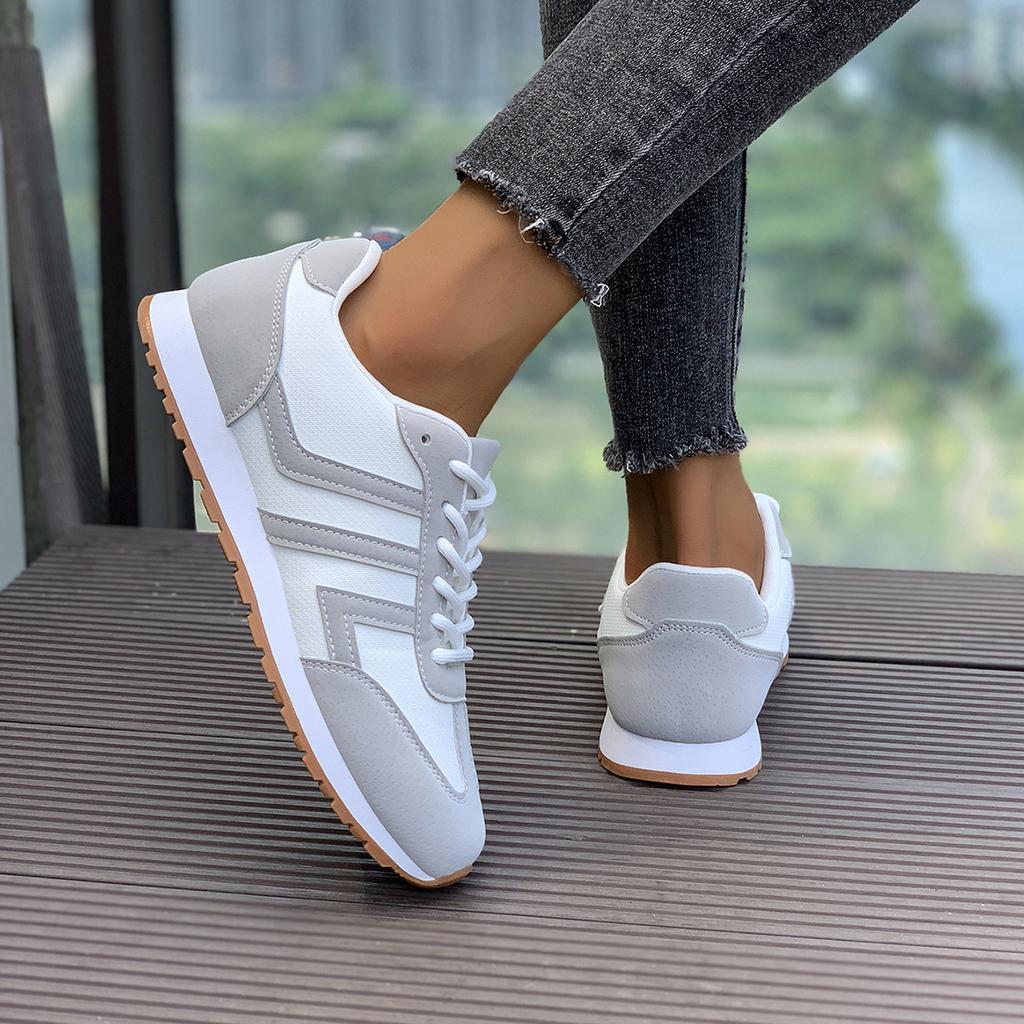 Fashion 2025 lightweight white flat shoes, leather surface casual shoes, women's moral training shoes, versatile and fashionable running