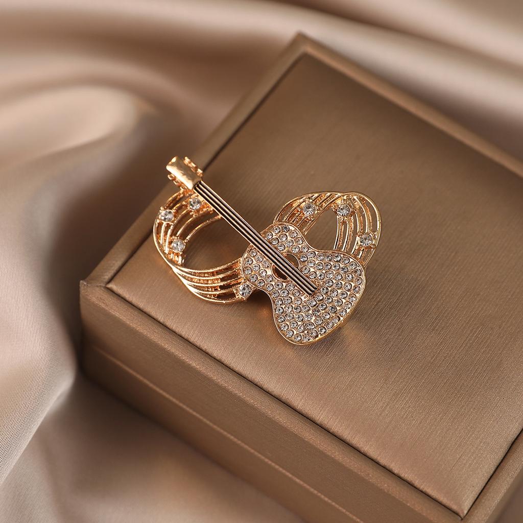 Broche Guitare Élégante Notes Petites Sens du Design Niche Haut de Gamme Épinglette Manteau Tendance