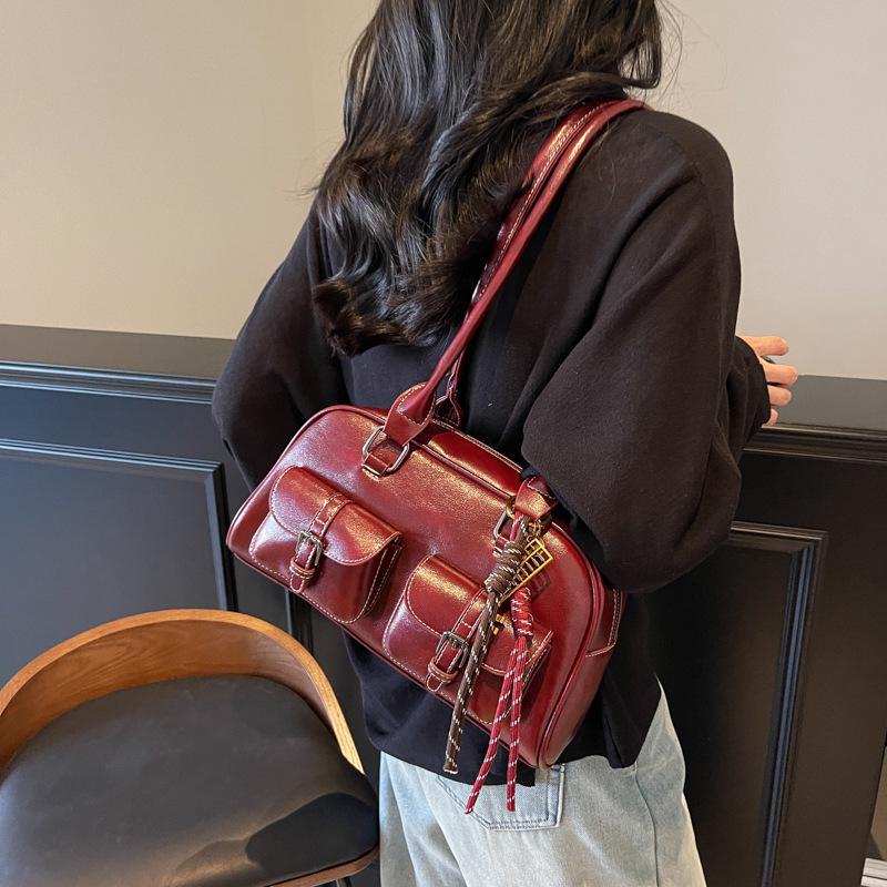 

Винтажная наплечная сумка Boston Leather с подвеской – издание 24 года Pendant бордовый