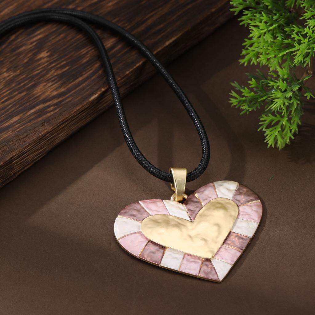 Nouvelle couleur émail amour corde en cuir long pendentif femmes exagéré en forme de cœur polyvalent long collier
