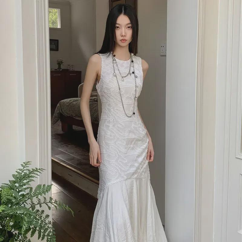 Women's White Waist-Hugging Flower Bud Skirt: Slimming and Stylish Suspender Long Dress for Summer 2024