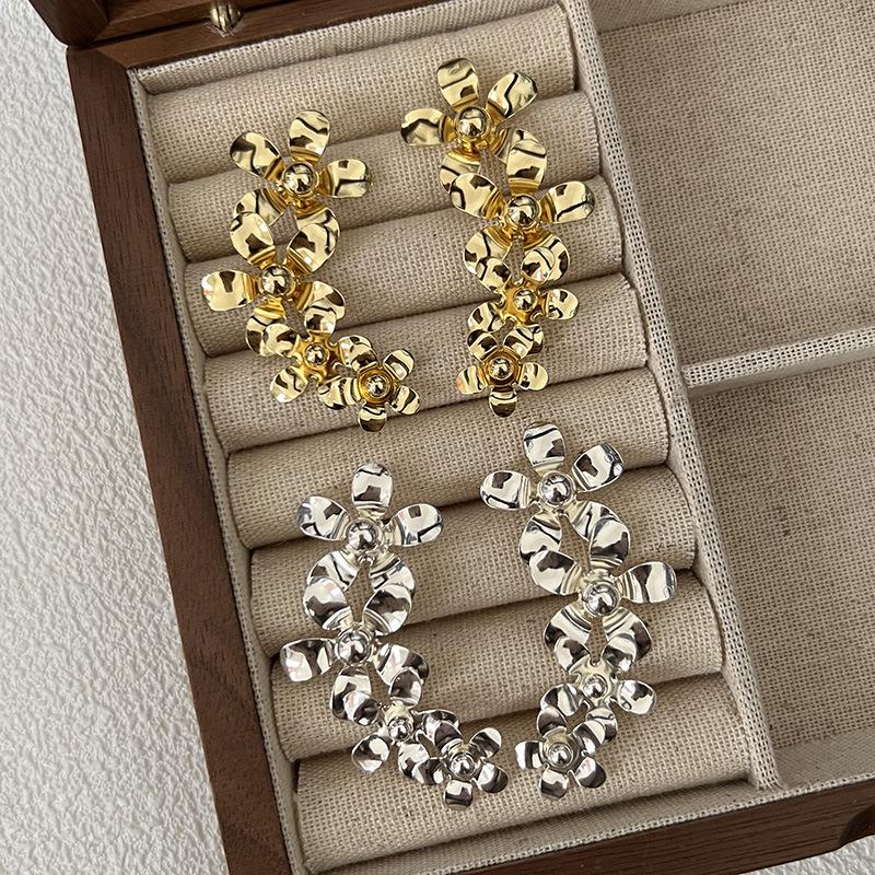 

High-End French Retro Metal Flower Dangle Earrings
