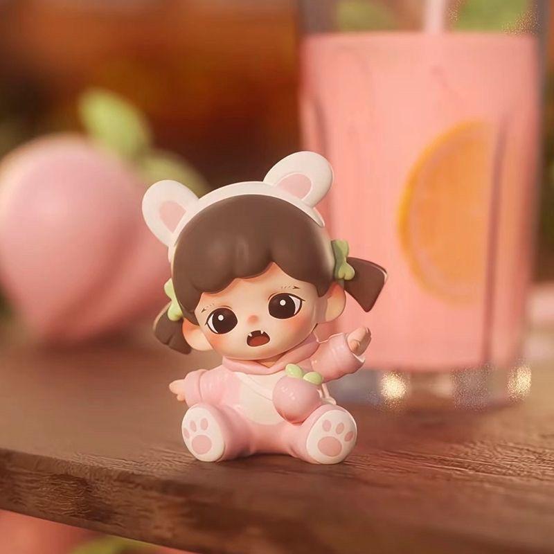 Zoraa Ich liebe Früchte Serie: Pfirsich-Mädchen-Puppe Ornament - Verspieltes Auto-Armaturenbrett Geschenk