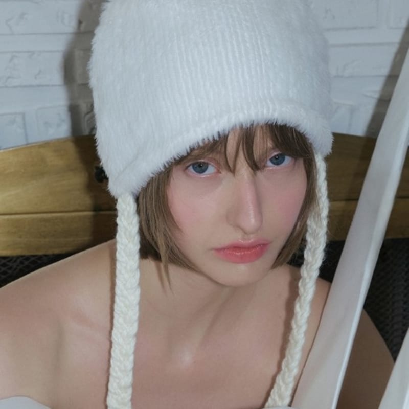 

poesiedame BRAIDED STRAP BEANIE IN CREAM CREAM