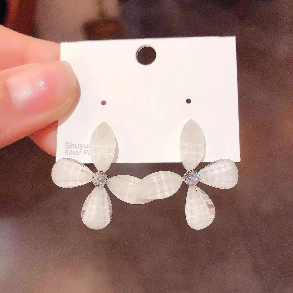 2025 Trendy Minimalist Petal Stud Earrings - Stylish & Delicate Fairy Design for Women