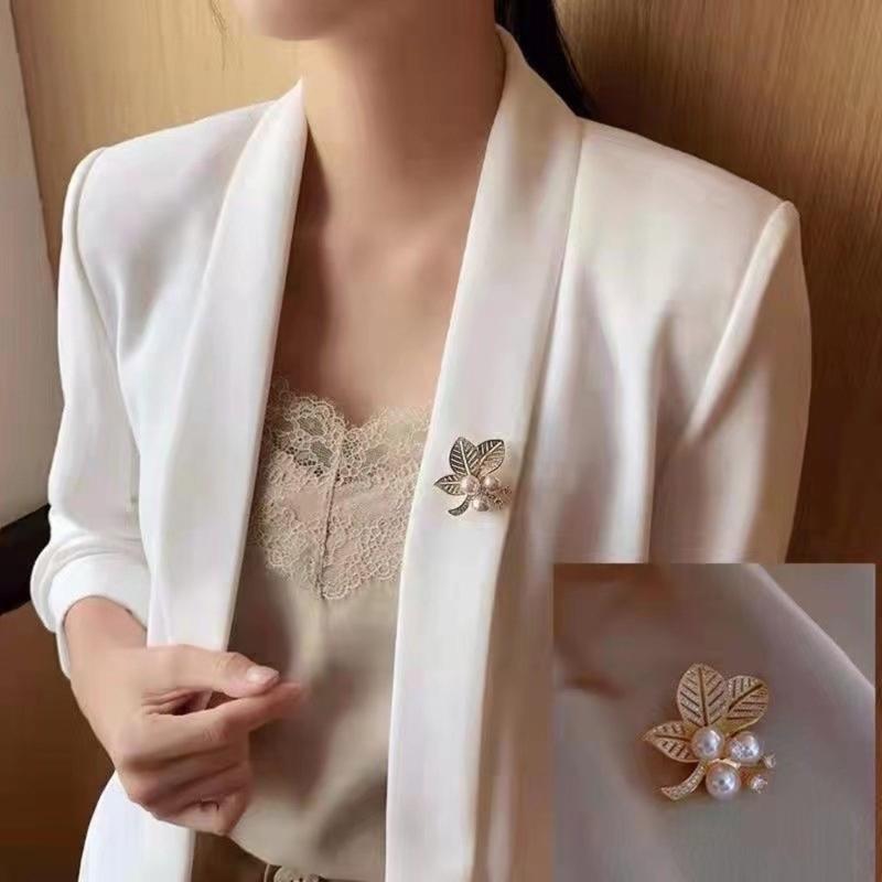 Elegant Floral Pearls And Crystal Rhinestones Brooch For Women Alloy Jewelry Accessory For Formal Event