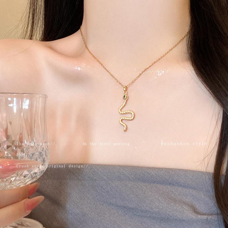 

Exquisite golden snake necklace women s light luxury high-end clavicle chain fashion temperament neck chain with jewelry