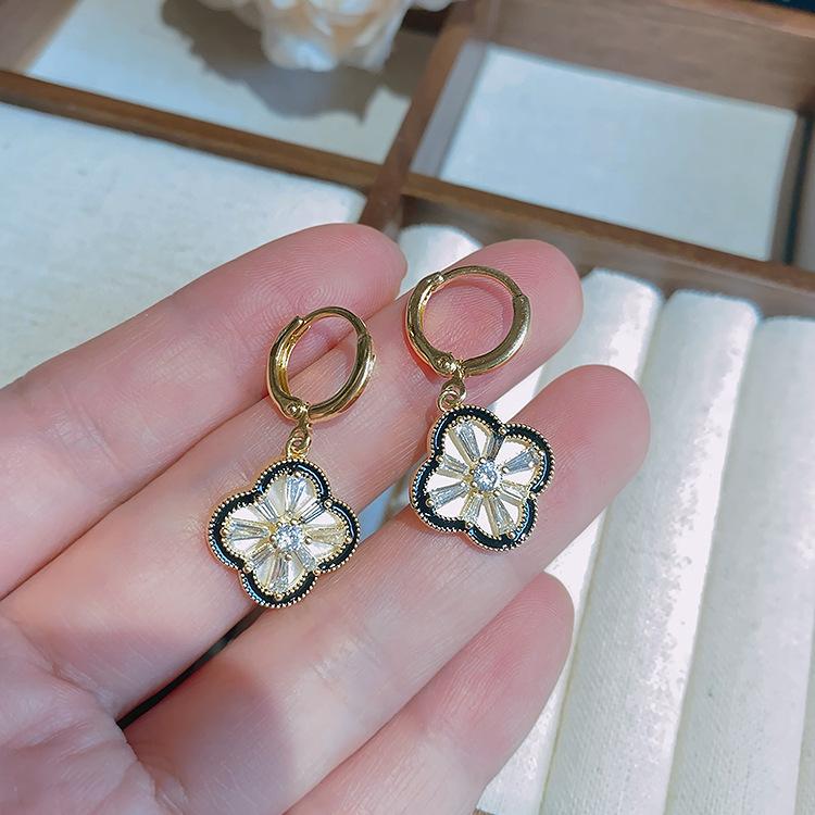 Новые модные французские маленькие ароматные серьги-четырехлистники для женщин, серьги с листьями для темперамента, серьги-счастливая трава