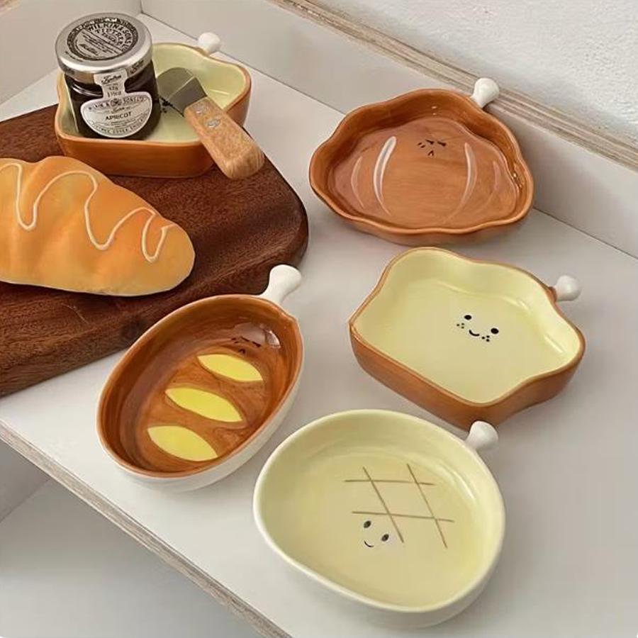 Cute bread-shaped ceramic sauce dish, cartoon smiley face condiment dish, creative kitchen dipping dish and snack dish tableware set.