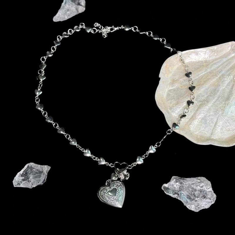 Romance Heart Shaped Locket Clavicle Chain Necklace with Delicate Locket Detail Stylish Alloy Accessory
