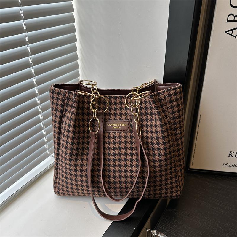 Large Capacity Fashionable Tote Bag For Commuting Stylish And Versatile Summer 2024 Edition