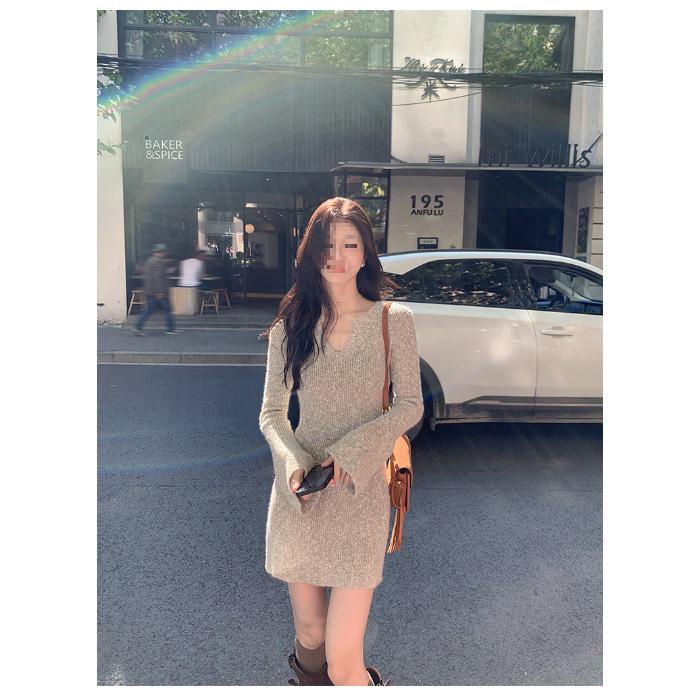 

Chen Mi Fan Women s Slim-Fit V-Neck Knitted Sweater Dress, Long-Sleeve, Waist-Cinching, Short Skirt, Spandex, Autumn/Winter Medium абрикосовий