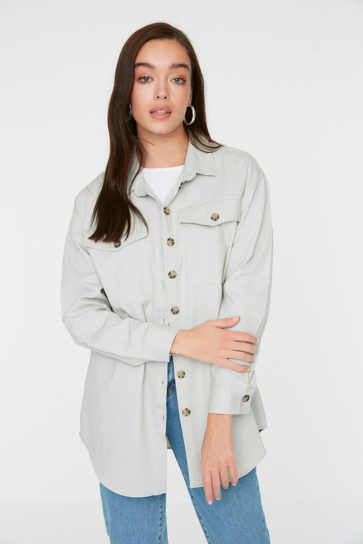 

Серая тканая куртка с двойным карманом на пуговицах TCTSS22CE0037