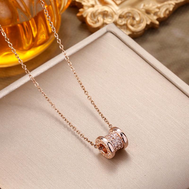 Exquisite Slim Waist Titanium Steel Necklace for Girls – Versatile Starburst Clavicle Chain with Light Luxury Appeal