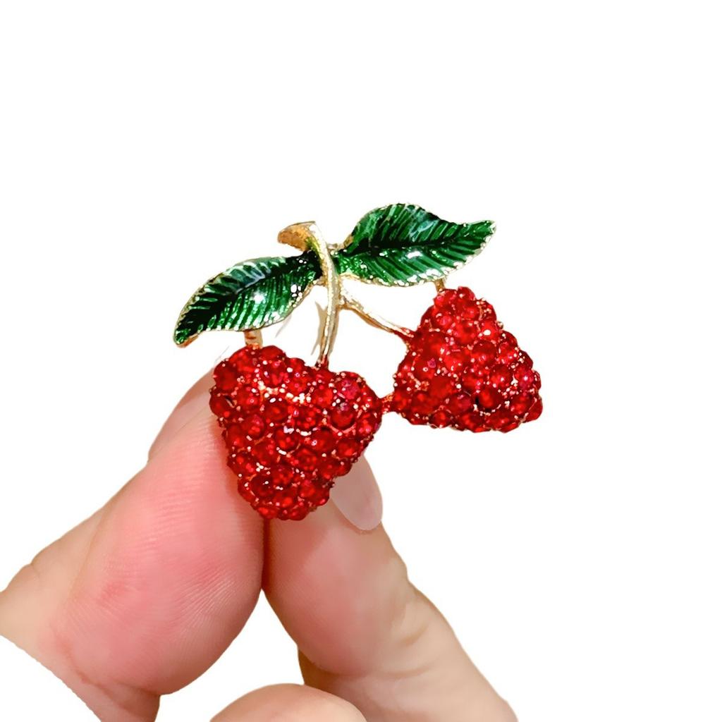 Broche fraise incrustée de diamants, broche femme haut de gamme, épingle anti-lumière, accessoires haut de gamme, accessoires vestimentaires