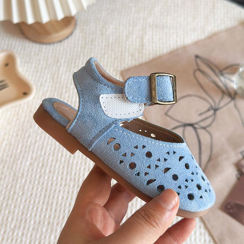 2025 Summer New Kids Toes Capped Sandals for Girls Non-Slip Soft Sole Toddler Beach Shoes Hollowed-out Princess Party Flats Chic