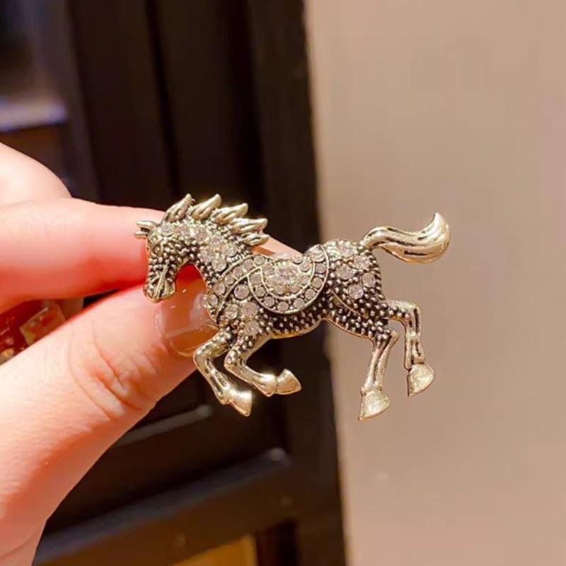 Classic Rhinestone Horse Brooches Year of The Horse Zodiac Animal Lapel Pins Jewelry Casual Metal Badge Pin for Women