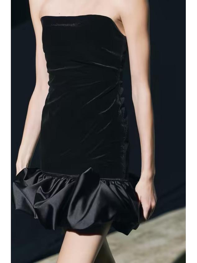 Zimní sametové šaty bez ramínek s nadýchanou sukní