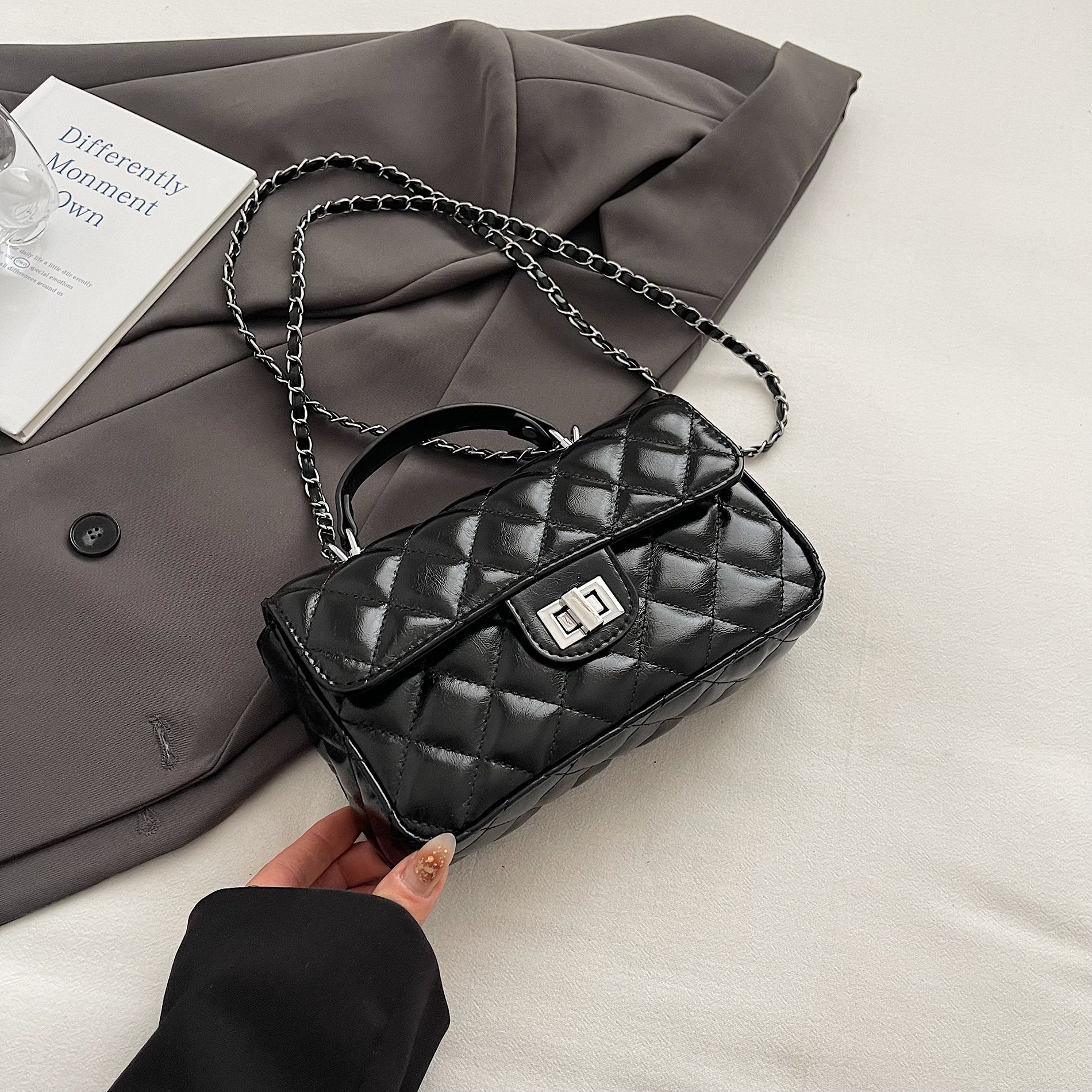 

Shoulder bag Korean version niche messenger bag 2025 new spring niche fashion versatile diamond portable small square bag