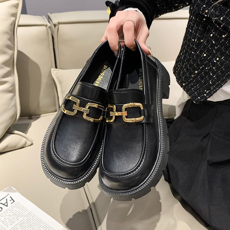 

Женские туфли на платформе весна-лето 2024 года, новые туфли в британском стиле на толстом каблуке, черные туфли из лакированной кожи с металлической пряжкой 35 матовый черный